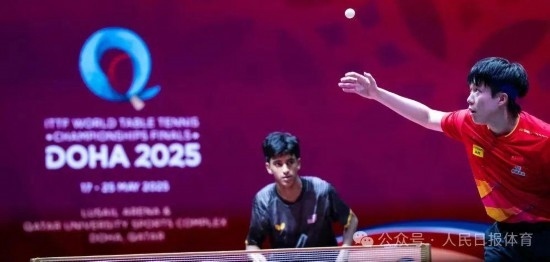 5月17日，王楚欽在比賽中發(fā)球。