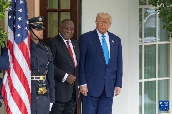5月21日，美國(guó)總統(tǒng)特朗普（右）在華盛頓白宮迎接到訪的南非總統(tǒng)拉馬福薩（中）。新華社記者 胡友松 攝