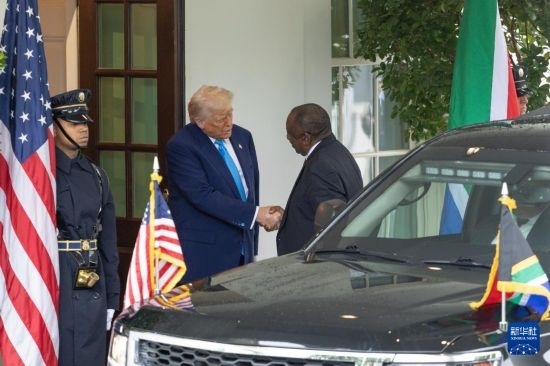5月21日，美國(guó)總統(tǒng)特朗普（左二）在華盛頓白宮迎接到訪的南非總統(tǒng)拉馬福薩。新華社記者 胡友松 攝