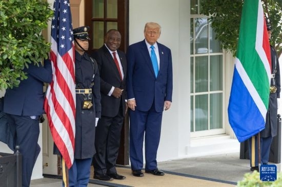 5月21日，美國(guó)總統(tǒng)特朗普（右二）在華盛頓白宮迎接到訪的南非總統(tǒng)拉馬福薩（右三）。新華社記者 胡友松 攝