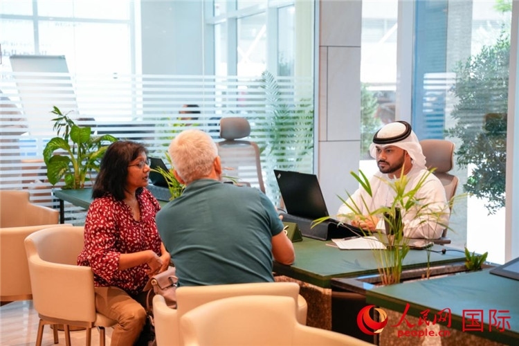 在阿治曼自由區(qū)一站式服務(wù)中心內(nèi)，工作人員為客商辦理業(yè)務(wù)。人民網(wǎng) 塔里克·易卜拉欣攝