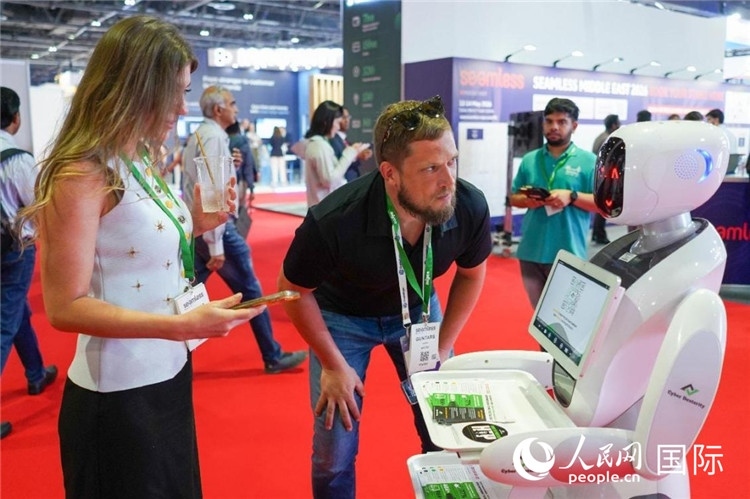 會(huì)上展示的電子支付機(jī)器人。人民網(wǎng) 塔里克·易卜拉欣攝