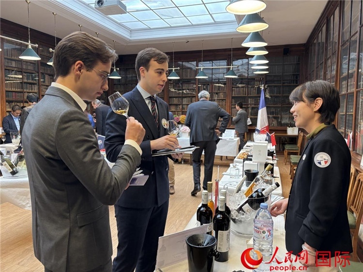 法國(guó)嘉賓與參展云南企業(yè)代表交流。人民網(wǎng)記者 于超凡攝