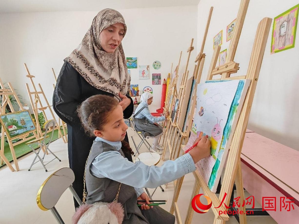 阿爾穆塔?阿里卡特國際學校的學生在美術室上課。人民網記者 管克江攝