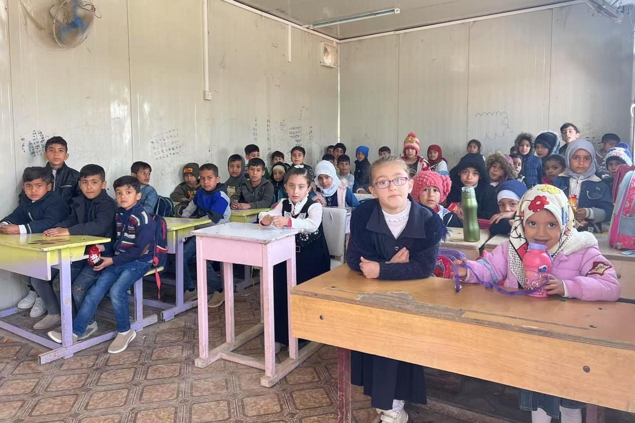 伊拉克卡爾巴拉省學生在簡易板房內上課。中國電建供圖