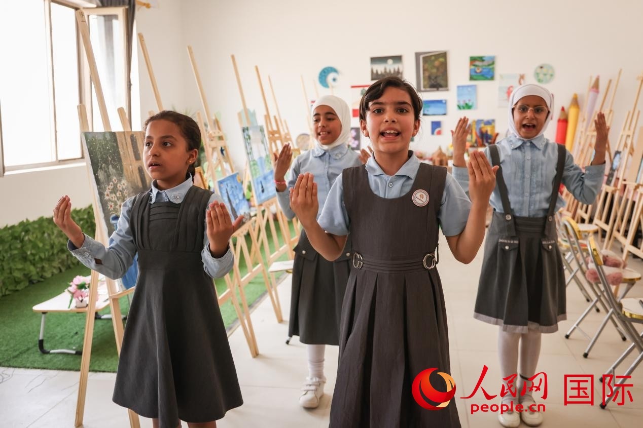 阿爾穆塔?阿里卡特國際學校的學生表演舞蹈。人民網記者 薛丹攝