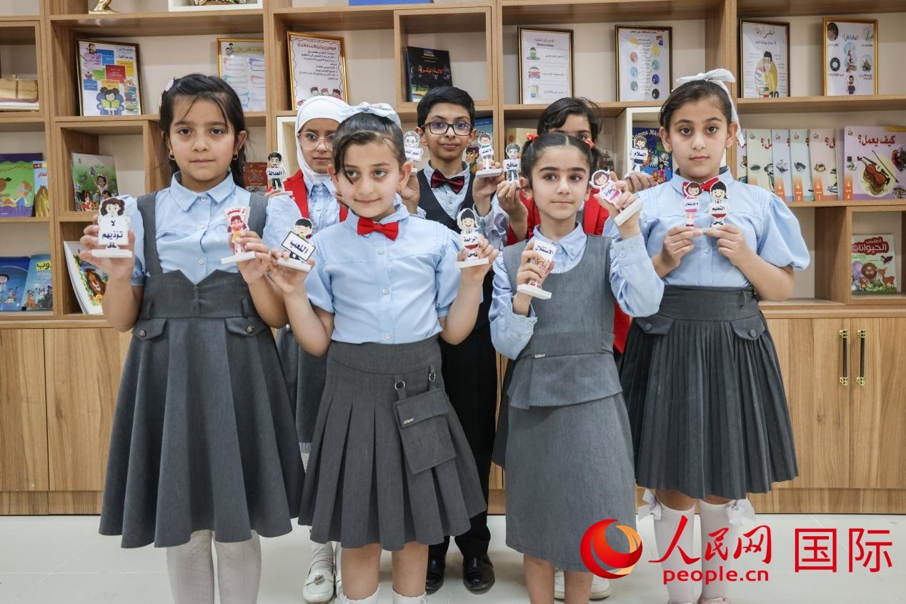 阿爾穆塔?阿里卡特國際學校的學生在圖書室上課。人民網記者 薛丹攝