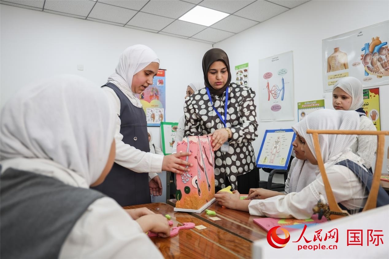 圖為阿爾·圖拉女子學(xué)校學(xué)生在上生物課。人民網(wǎng)記者 薛丹攝