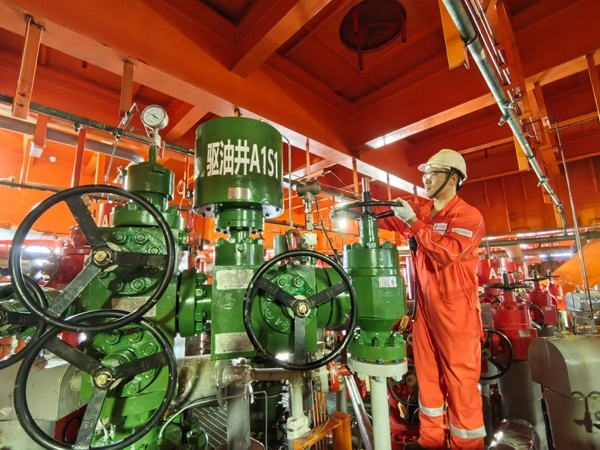 生產(chǎn)人員正在打開(kāi)二氧化碳驅(qū)油井采油樹(shù)閥門(mén)。受訪者供圖