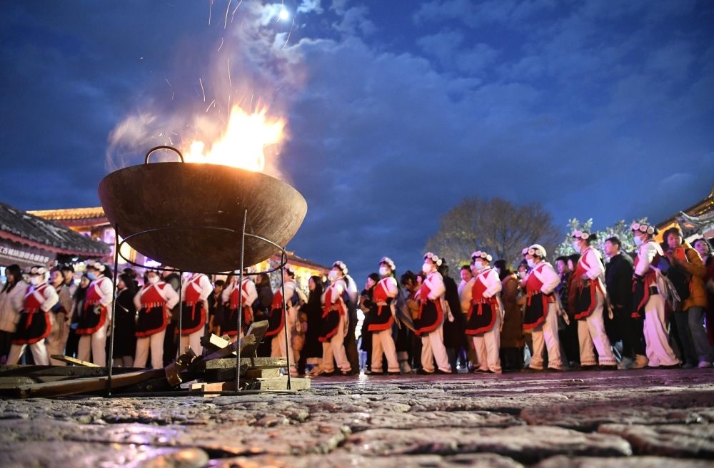 2025年1月11日，游客和居民在麗江古城打跳游玩。（趙慶祖攝）