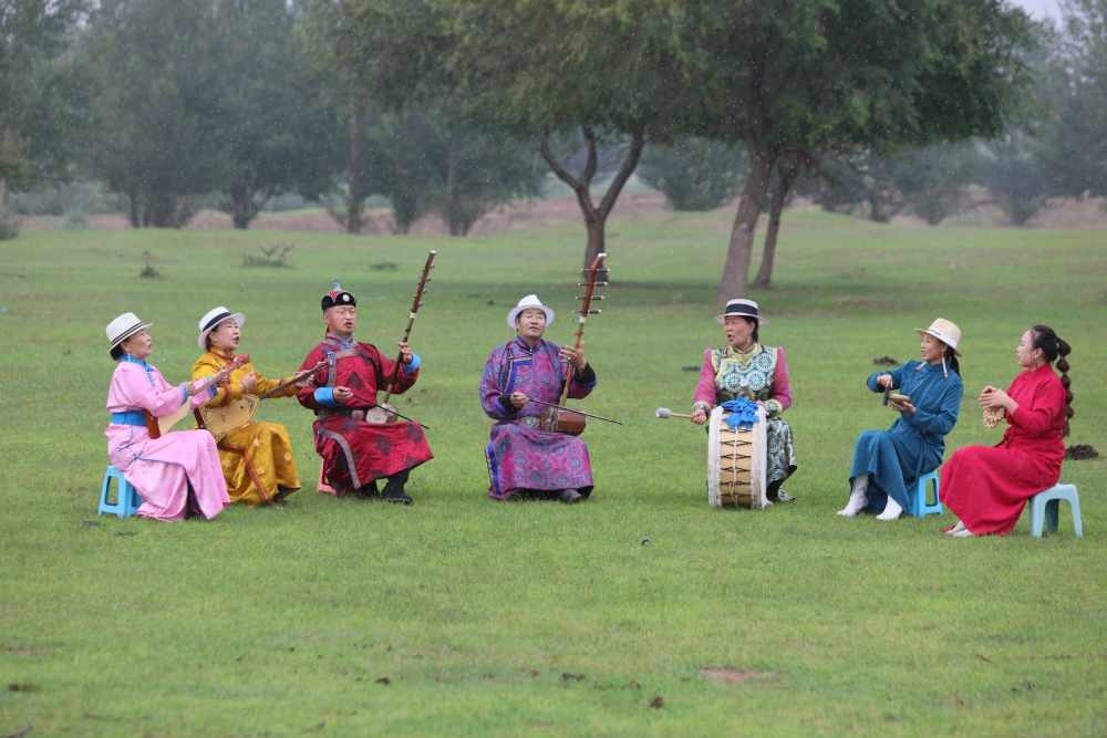 2024年7月16日，《格薩（斯）爾》史詩說唱傳承人在內(nèi)蒙古赤峰市巴林右旗戶外表演。（胡斯楞攝）