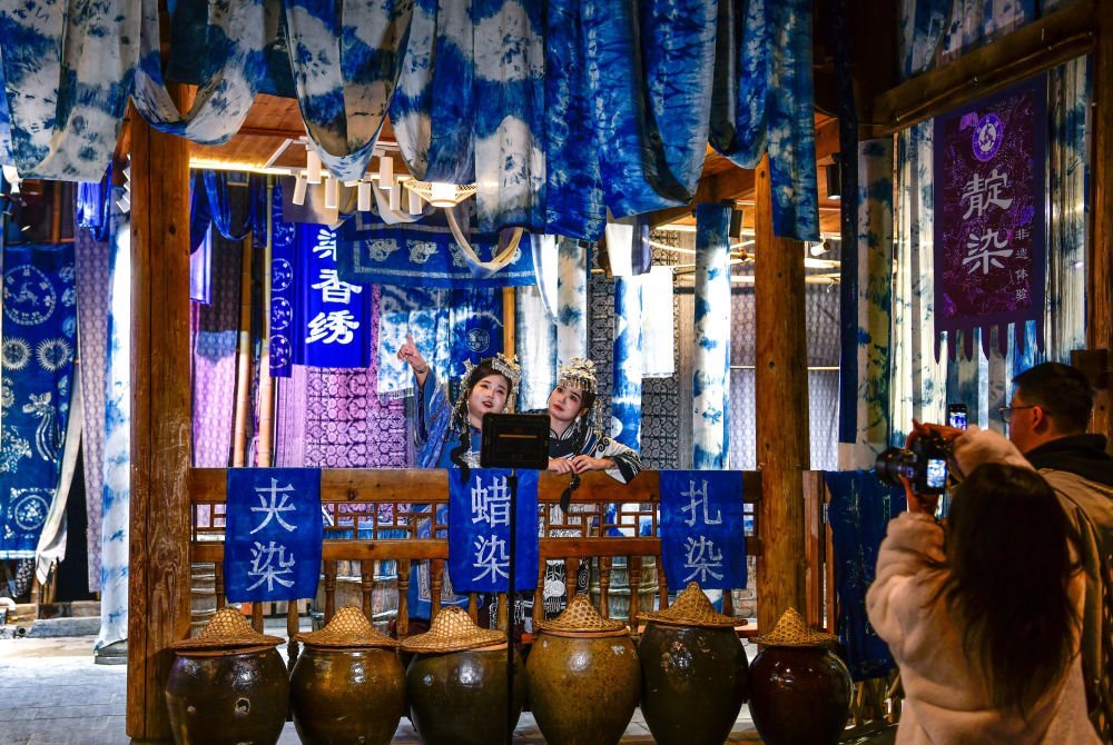 2025年3月17日，游客在貴州省黎平縣肇興侗寨里留影。新華社記者楊文斌 攝