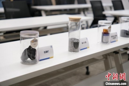 5月20日，浙大高分子科學與工程學系內(nèi)擺放著石墨礦等。 曹丹 攝