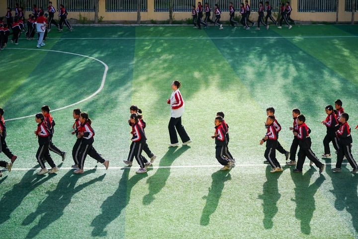 2025年4月24日，在新疆克州阿圖什市哈拉峻鄉(xiāng)謝依特小學(xué)，支教教師帶領(lǐng)學(xué)生晨跑。新華社記者 徐宏巖 攝