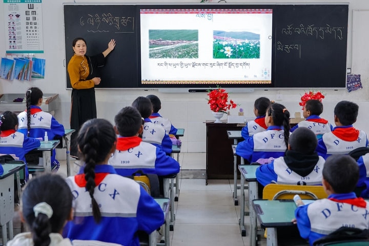 2024年9月27日，在四川省甘孜藏族自治州道孚縣城關(guān)第一完全小學(xué)，采取“藏加模式”教學(xué)的五年級一班的藏語文課上，準(zhǔn)木周老師指導(dǎo)藏族學(xué)生以家鄉(xiāng)草原風(fēng)物為主題寫作藏語文作文。新華社記者 沈伯韓 攝