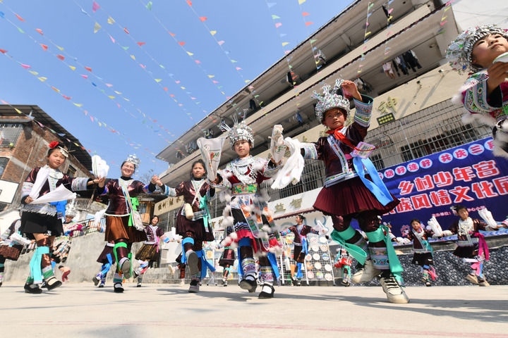 2025年3月25日，廣西柳州市融水苗族自治縣桿洞鄉(xiāng)中心小學(xué)學(xué)生在跳蘆笙踩堂舞。新華社記者 黃孝邦 攝