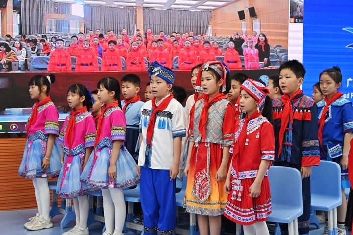 2025年3月28日，在“壯蒙一家親 共筑中國夢”手拉手主題云隊(duì)會上，廣西南寧市濱湖路小學(xué)四（1）中隊(duì)隊(duì)員通過網(wǎng)絡(luò)和內(nèi)蒙古鄂爾多斯東勝區(qū)第十二小學(xué)四（9）中隊(duì)隊(duì)員一起唱《中國少年先鋒隊(duì)隊(duì)歌》。新華社記者 周華 攝