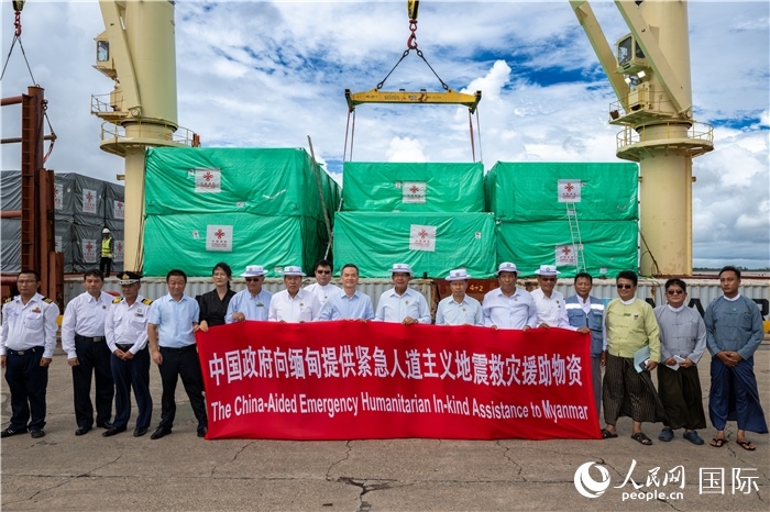 5月25日，中國駐緬甸大使館參贊歐陽道冰、仰光省首席部長梭登及緬有關(guān)部門官員出席援緬第十五批緊急人道主義地震救災(zāi)物資交接儀式。人民網(wǎng)記者謝佳君攝