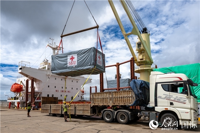 5月25日，當(dāng)?shù)毓と嗽诟劭趶呢涊喩闲遁d援緬第十五批緊急人道主義地震救災(zāi)物資。人民網(wǎng)記者謝佳君攝