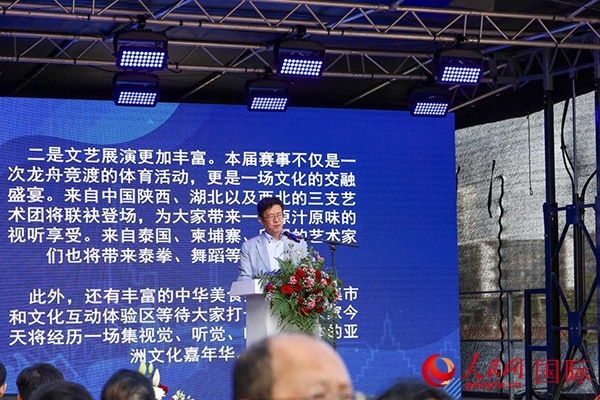 中國駐法蘭克?？傤I(lǐng)事黃昳揚在致辭中對龍舟賽表示熱烈祝賀。人民網(wǎng) 依琳攝