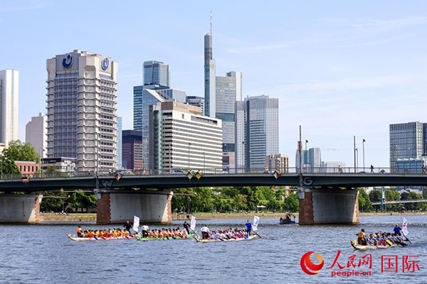 龍舟賽隊伍奮力揮槳、破浪前行。人民網(wǎng) 依琳攝