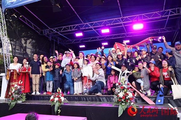 獲獎選手們上臺領(lǐng)獎并合影留念。人民網(wǎng)記者 劉仲華攝