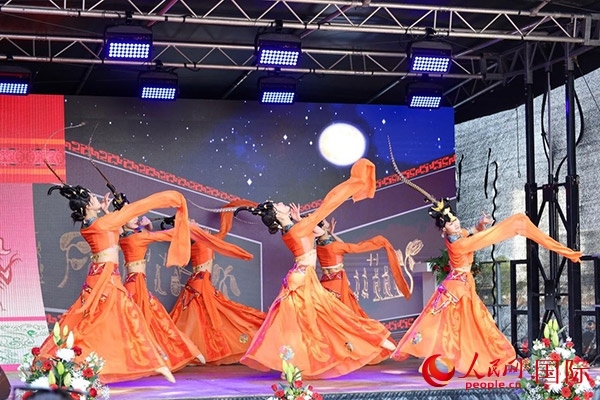 美因河畔的舞臺上中國傳統(tǒng)舞蹈精彩上演。人民網(wǎng) 依琳攝