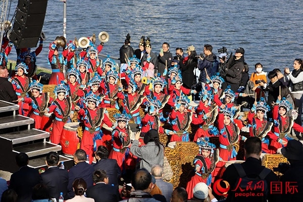 龍舟賽開幕式上，《楊家將戰(zhàn)鼓》演奏引爆全場。人民網(wǎng) 依琳攝