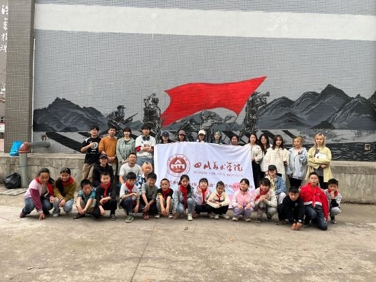 “行動中的課堂：探尋茶馬古道紅色印記”工作坊與當(dāng)?shù)匦W(xué)生共同創(chuàng)作主題壁畫。