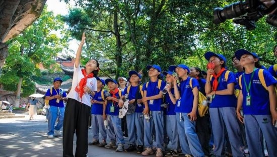 石刻小導(dǎo)游稅明潔為西藏小朋友志愿解說。