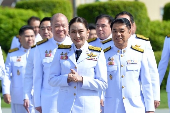 2024年9月7日，泰國總理佩通坦·欽那瓦（前中）及新一屆內(nèi)閣成員在位于首都曼谷的總理府與媒體見面。新華社發(fā)（拉亨攝）