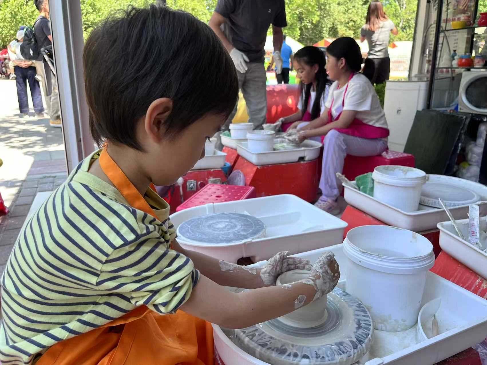 “小”游客在體驗(yàn)陶藝制作。人民網(wǎng)記者 李楠樺攝