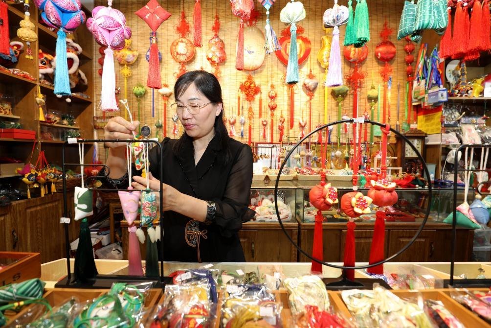 2025年5月25日，安徽省淮北市，非遺香包上貨架。（圖片來源：視覺中國）