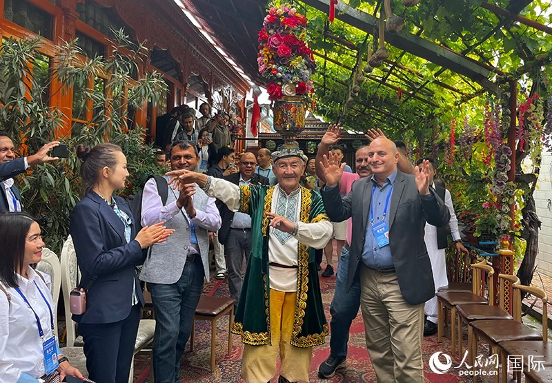 5月24日，外國媒體人在伊寧市喀贊其民俗旅游區(qū)參觀體驗。 人民網(wǎng)記者 翟轉(zhuǎn)麗攝