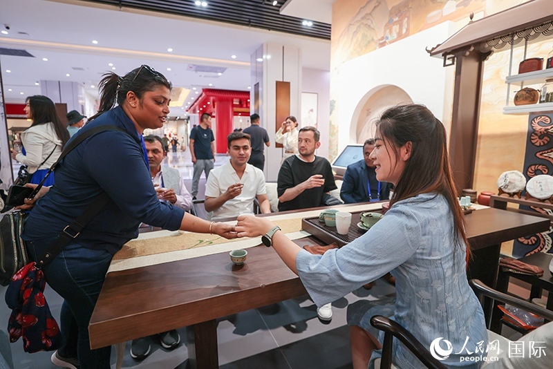 5月25日，外國媒體人在霍爾果斯國際邊境合作中心中國文化館參觀。人民網(wǎng)記者 張武軍攝