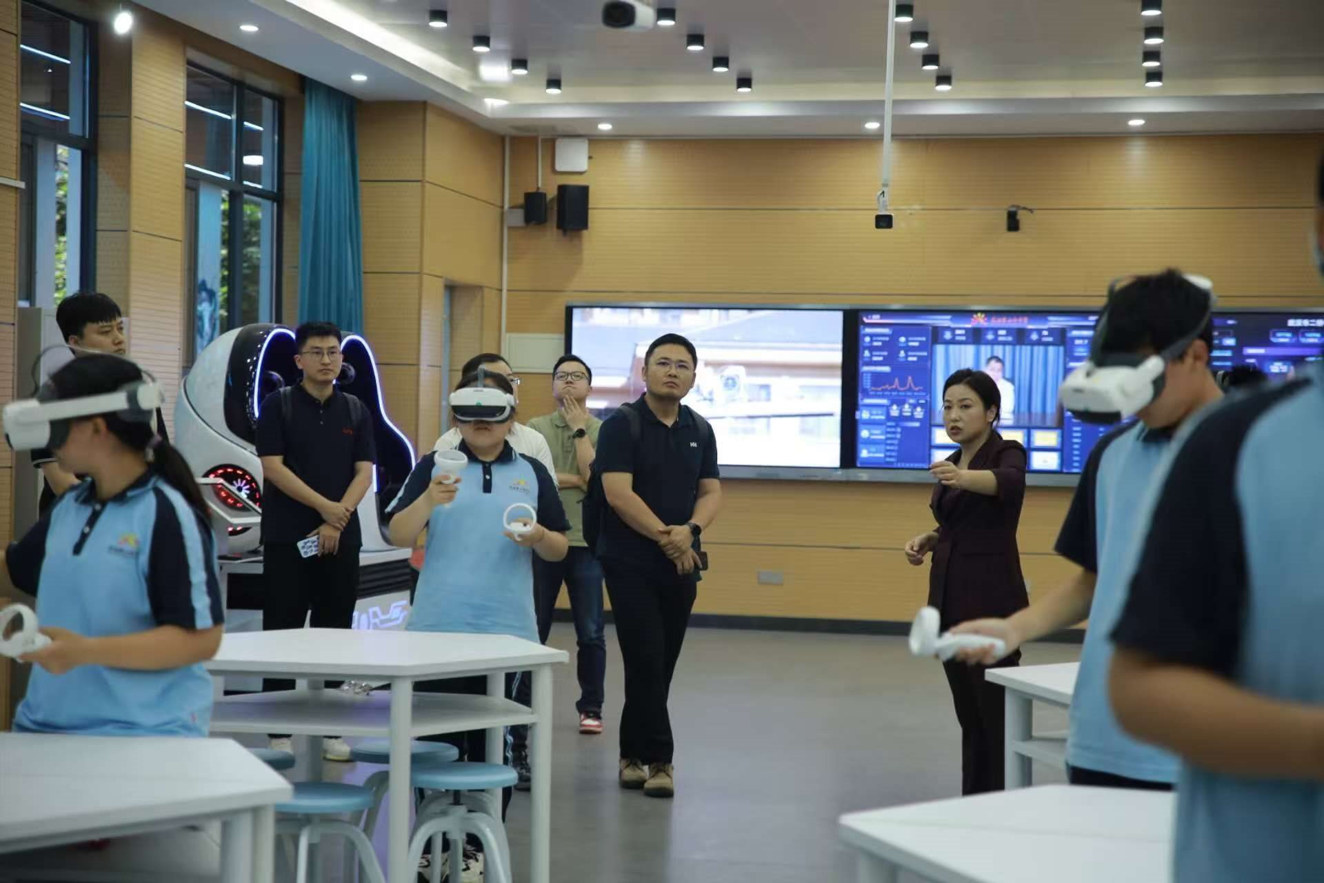 二橋中學(xué)學(xué)生在應(yīng)用VR設(shè)備學(xué)習(xí)。主辦方供圖