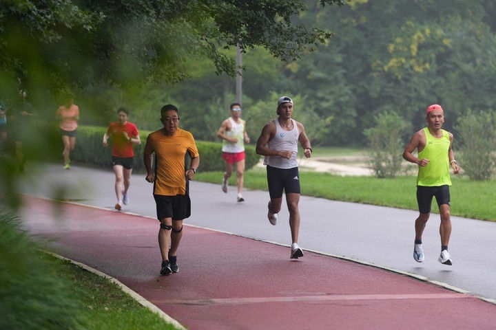 2024年7月14日，市民在北京中軸線延長線上的奧林匹克森林公園運(yùn)動(dòng)鍛煉。