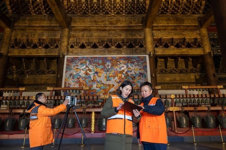 北京市測繪設(shè)計(jì)研究院團(tuán)隊(duì)在太廟測繪（2023年2月19日攝）。2020年9月起，北京市測繪設(shè)計(jì)研究院的技術(shù)團(tuán)隊(duì)開展了北京中軸線遺產(chǎn)點(diǎn)實(shí)地測繪，從文物保護(hù)、環(huán)境整治、文物騰退等方面為北京中軸線申遺提供空間數(shù)據(jù)底板。