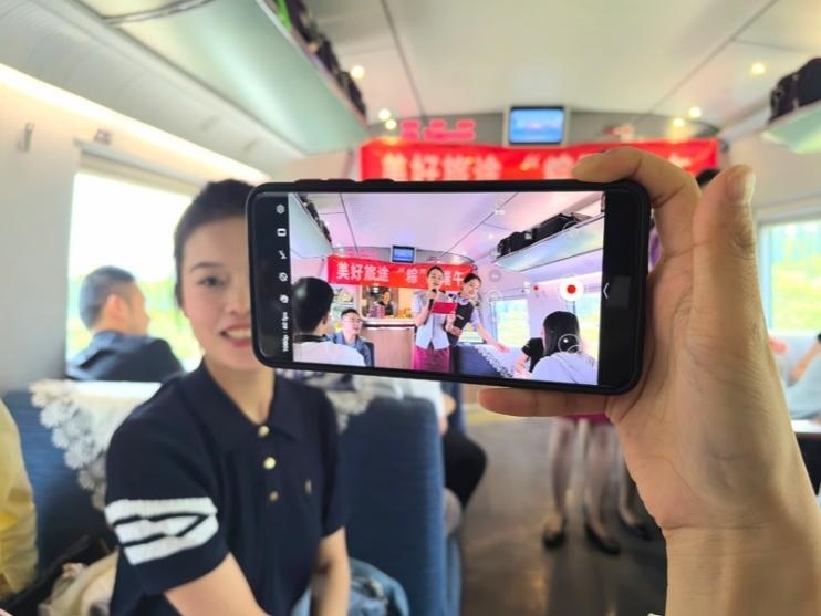 在活動(dòng)中，旅客紛紛舉起手機(jī)拍攝。顏笑攝