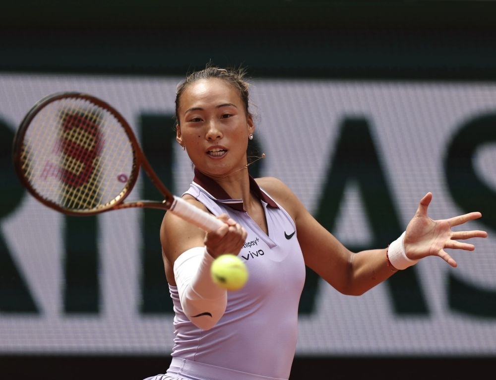 6月1日，鄭欽文在比賽中回球。新華社記者 李京 攝