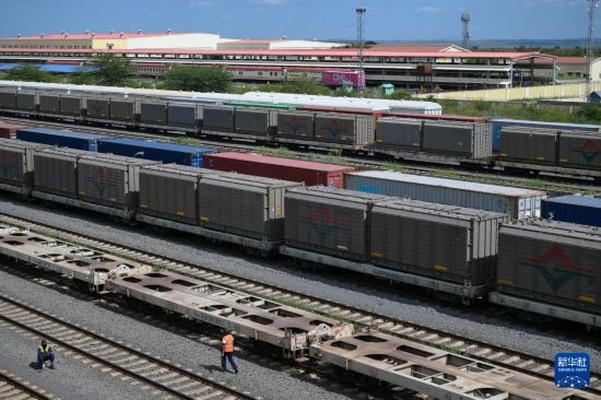 5月31日，在蒙內鐵路內羅畢站到發(fā)場，鐵路工人在鐵道旁巡檢。新華社記者 楊光 攝