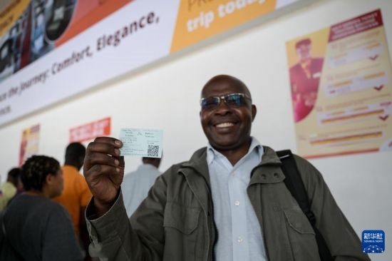 5月31日，在蒙內鐵路內羅畢站，一名前往蒙巴薩的乘客展示車票。新華社記者 楊光 攝