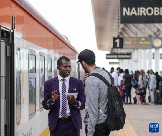 5月31日，在蒙內鐵路內羅畢站，乘務員為乘客檢票。新華社記者 李亞輝 攝