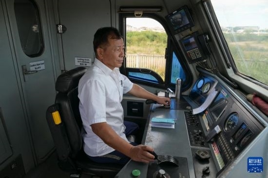 5月31日，在蒙內鐵路內羅畢站，機車駕駛員蔣立平在即將開往蒙巴薩的E2次列車上進行準備工作。新華社記者 楊光 攝