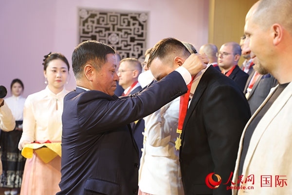 中國駐俄羅斯大使張漢暉為獲獎?wù)哳C獎。人民網(wǎng)記者 肖新新攝