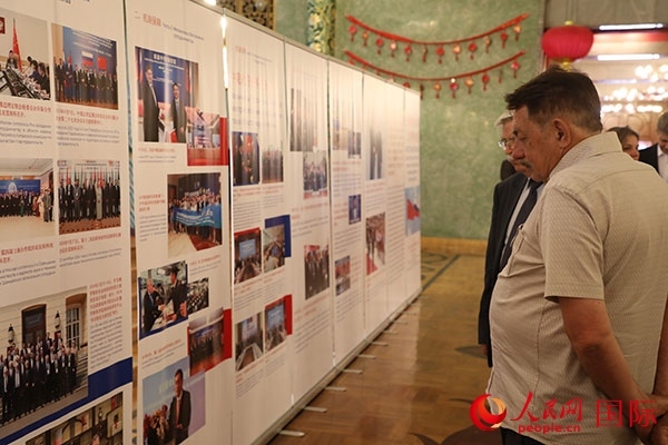 與會嘉賓參觀中俄科技創(chuàng)新合作圖片展。人民網(wǎng)記者 肖新新攝