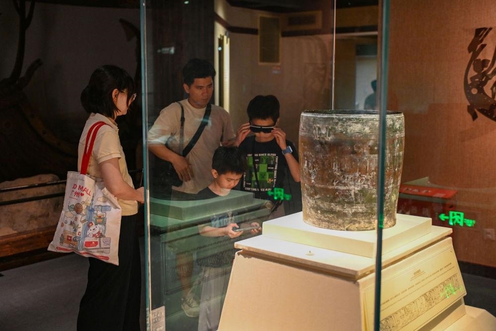 △2025年5月18日，游客在廣東廣州南越王博物院（王墓展區(qū)）體驗AR眼鏡智慧導(dǎo)覽服務(wù)。