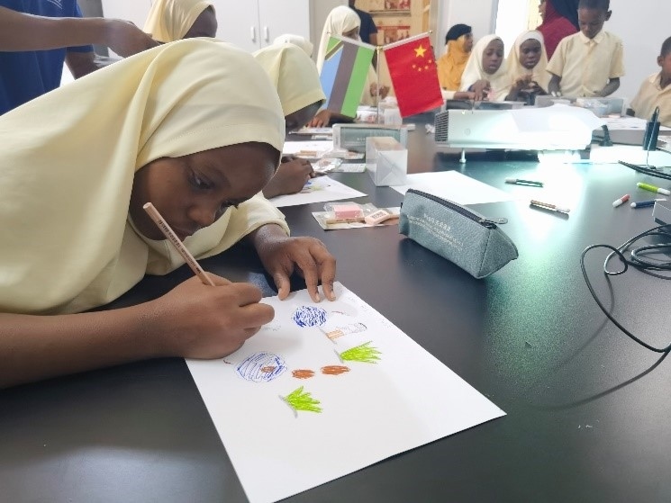 學(xué)生踴躍參與繪畫活動(dòng)。施亮攝