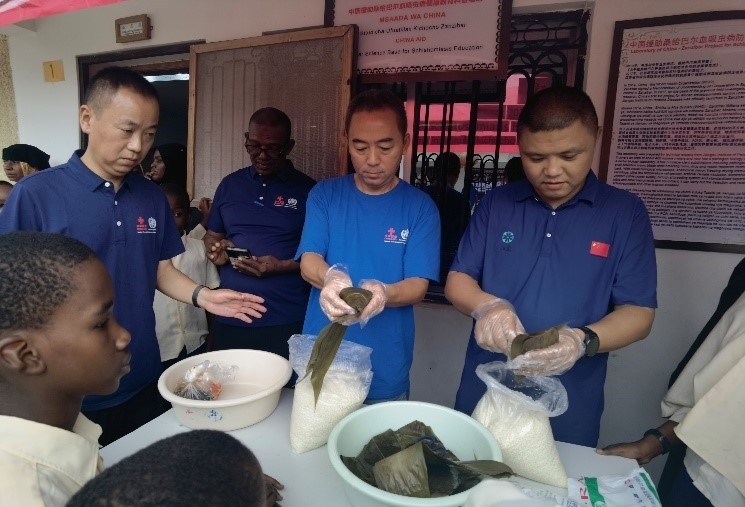 中方專家示范包粽子。施亮攝