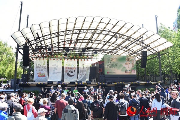 中瑞民眾歡聚國王花園廣場共慶端午佳節(jié)。人民網(wǎng)記者 殷淼攝